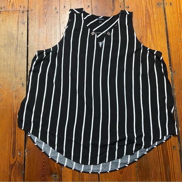 Torrid Women’s Striped Sleeveless Top Size 5X Chain Detail Black White Flowy - Picture 2 of 13